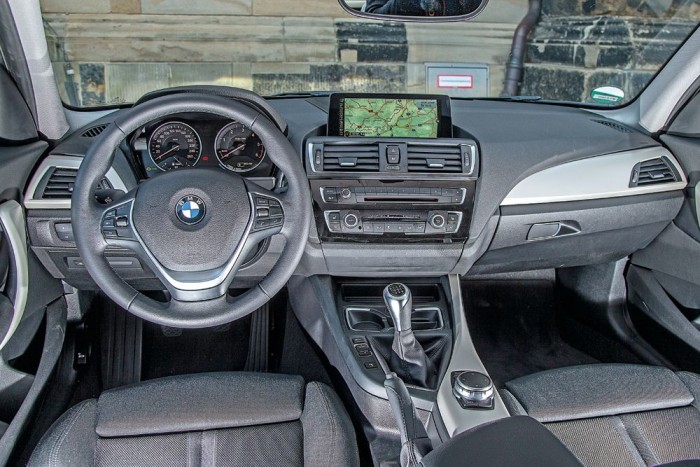BMW vagy Merci legyen kompakt autóból? 6 A ráncfelvarrásnál jobb anyagok kerültek az 1-es utasterébe, és módosítottak az adaptív futómű beállításain