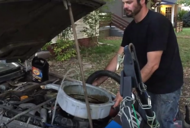 Porszívóval nyomta ki a Porschéből a hűtővizet