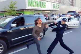 Hét rendőrrel bunyózott az olimpikon a nyílt utcán