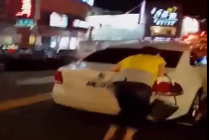 Ez a nő foggal és körömmel küzdött autója elvontatása ellen