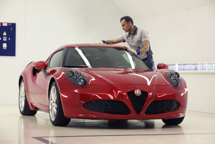 Így készül az Alfa Romeo 4C, ami autóipari mértékkel valódi kézműves munka