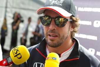F1: Alonso Hamiltonnal együtt háborog