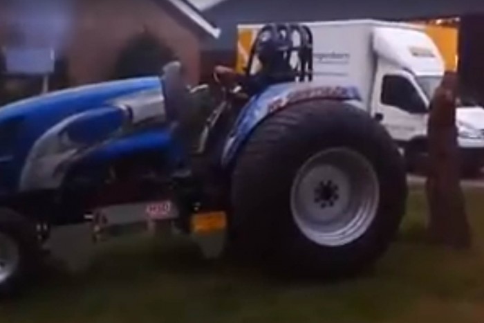 Fát traktor ilyen gigászi erővel nem tépett még