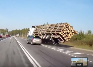 Két kamiont ütött ki a béna autós