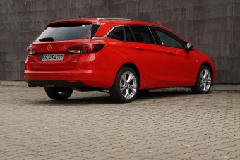 Magyar földön is szerettük a kombi Opel Astrát