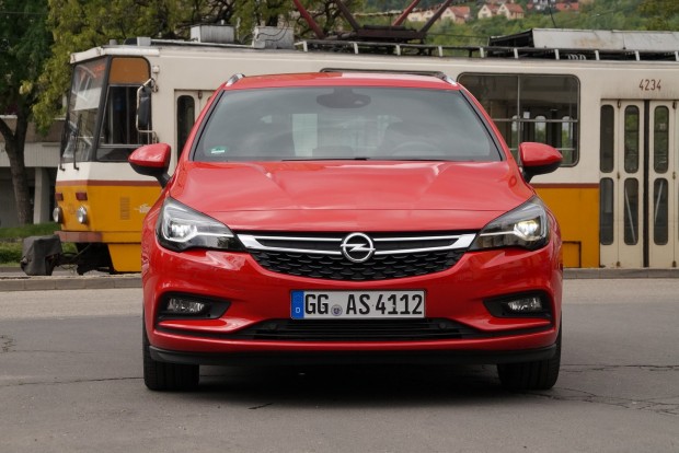 Magyar földön is szerettük a kombi Opel Astrát 4 A háttérben egy budapesti villamos, hogy bizonyítsuk: tényleg Magyarországon vezettük a német rendszámú kocsit