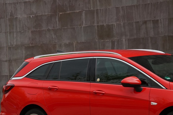 Nem vágnak össze a szögek, vonalak, mégsem bántó az összhatás