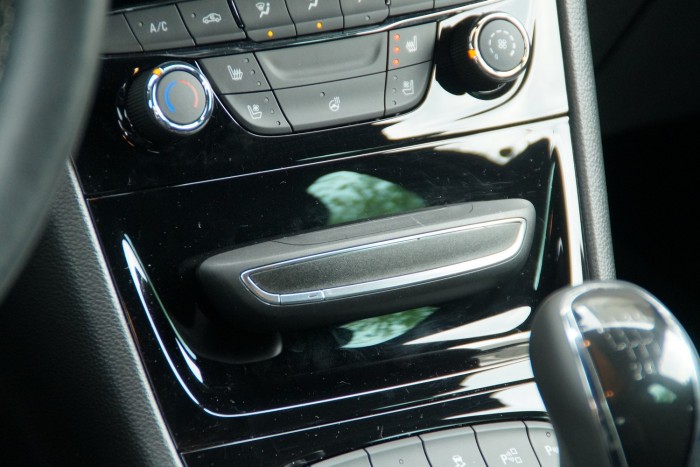 Levehető illatosító (a képen) vagy mobiltartó pattintható a klímakonzol alá