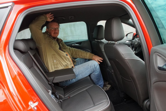 Nagyon tágas a kocsi hátul, mint az illusztráció mutatja