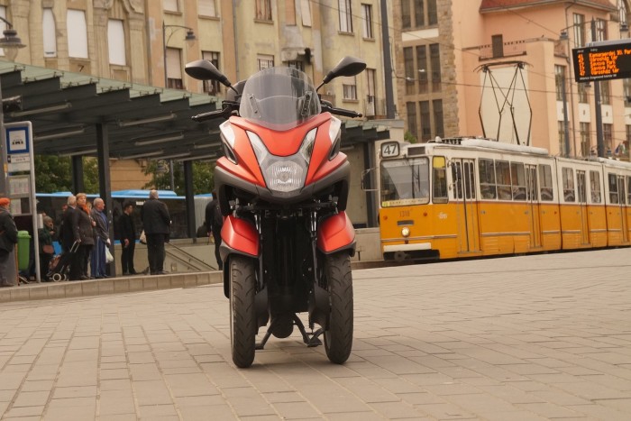 Három kerékkel az igazi a városi motorozás 8 A szélességet nem befolyásolja a dupla kerék, a két tükör között ez is akkora, mint egy normál robogó