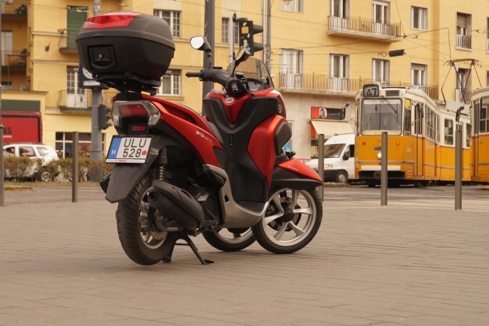 Fordulékony, tologatni is könnyű három keréken