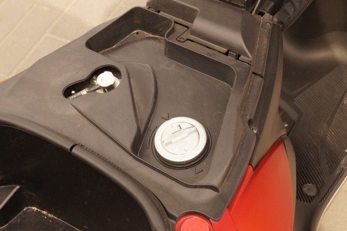 Tankolni nehézkes, állandóan kattog a pisztoly, könnyen túlcsordul a benzin