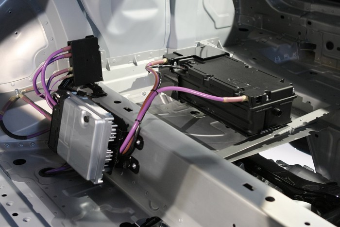 Az autó hátuljában dekkol a 48 voltos elektromos rendszer