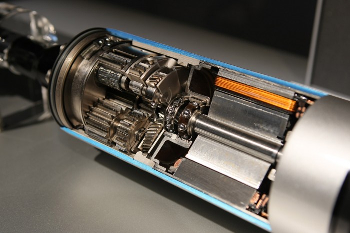 Áttételeken keresztül 1200 Nm-es nyomatékkal csavargatja a stabilizátort ez a motor