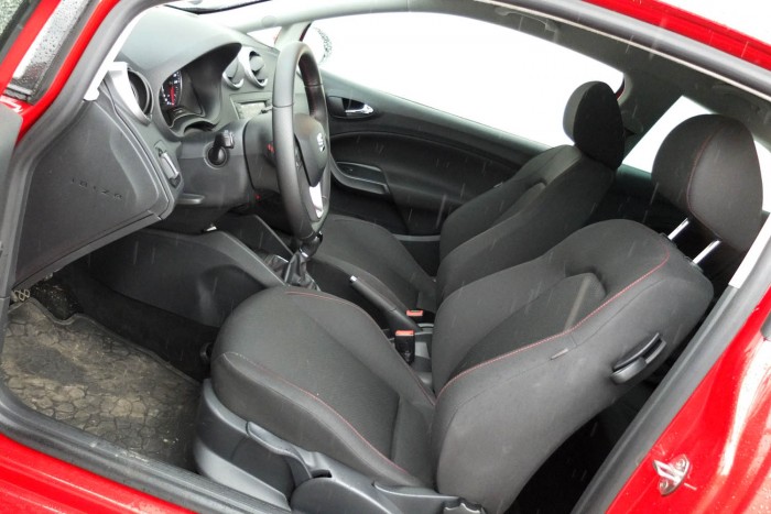 Egy SEAT, amit a szenvedélynek kellene eladnia 7 | Vezess A kemény tömésű ülések jól tartanak