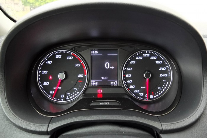 Egy SEAT, amit a szenvedélynek kellene eladnia 9 | Vezess Hat óráról indulnak a mutatók, de ez még kevés a vérbeli sportossághoz