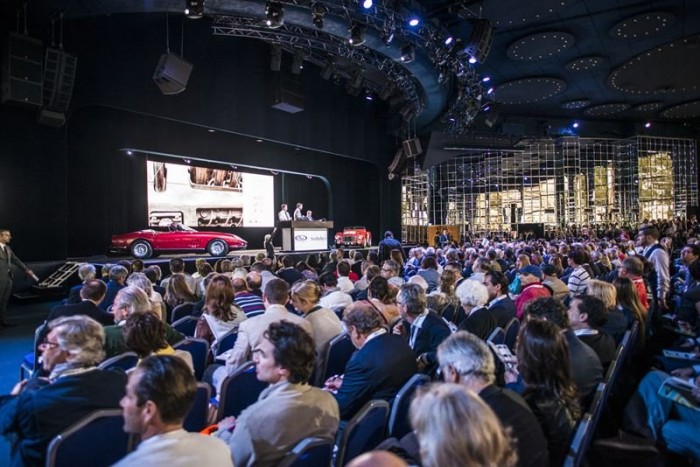 8,7 milliárdért vettek luxusautókat