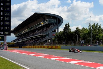 F1: Vettel a Mercik nyakán