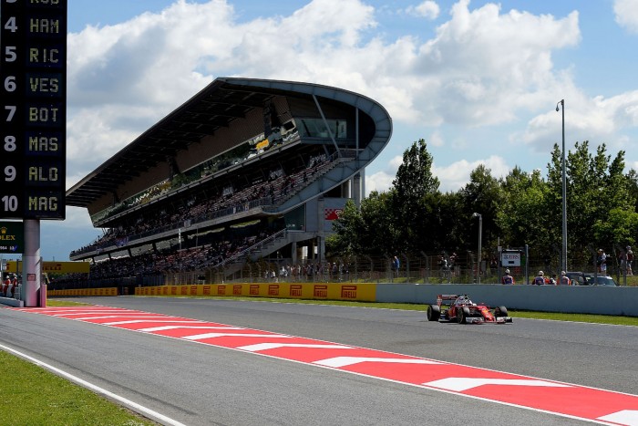 F1: Vettel a Mercik nyakán