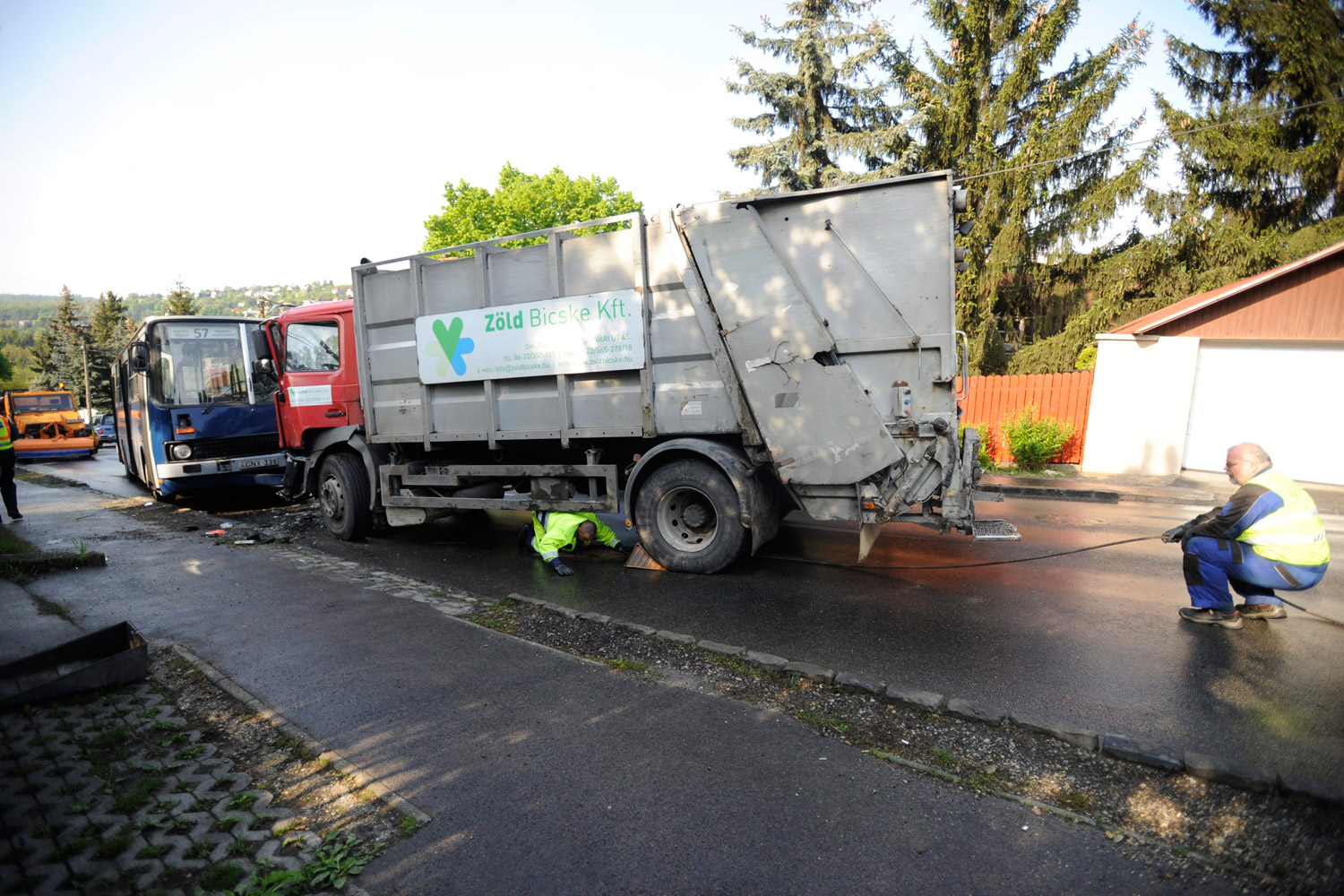 Súlyos sérültek Budán: busz, kukásautó és személyautó ütközött 6