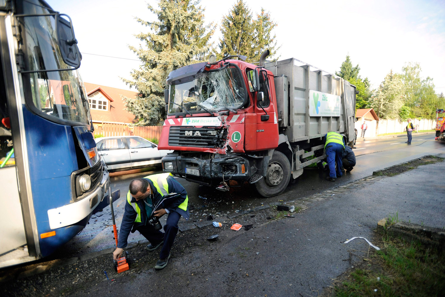 Súlyos sérültek Budán: busz, kukásautó és személyautó ütközött 5