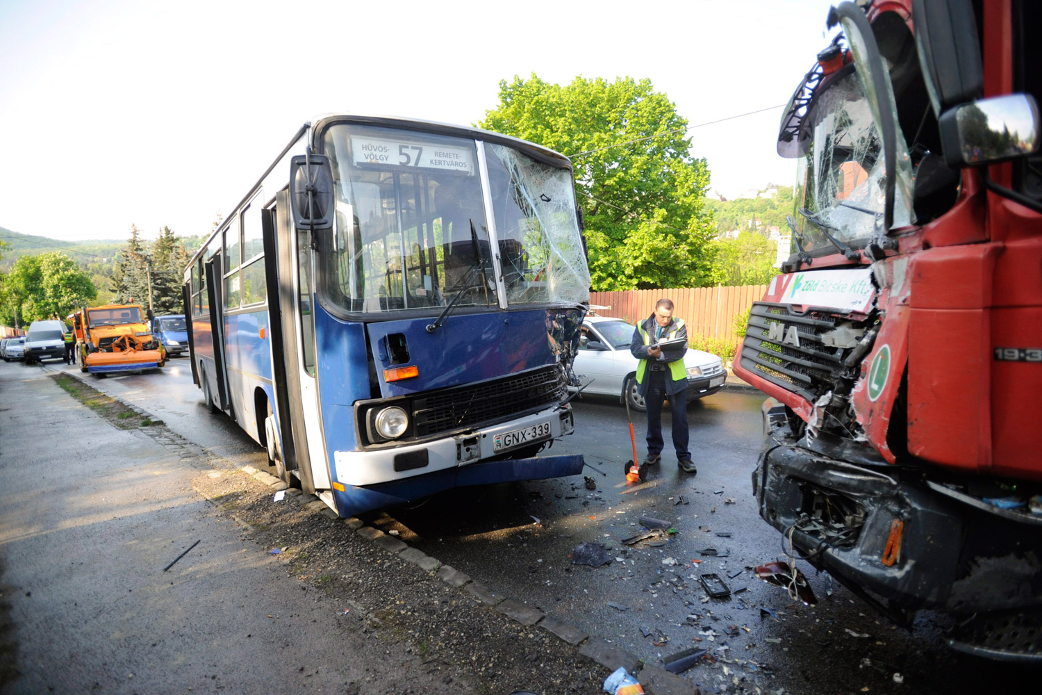 Súlyos sérültek Budán: busz, kukásautó és személyautó ütközött 1