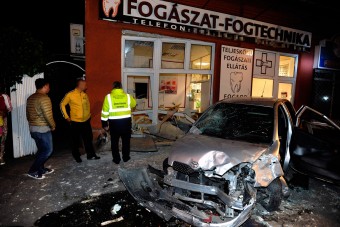 Autó repült egy fogorvosi rendelőbe az Üllői úton - fotók