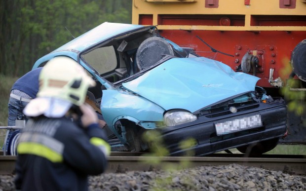Fotókon a reggeli halálos vonatbaleset 1 | Vezess Dabas, 2016. május 22. Vonattal ütközött, összetört személygépkocsi Dabas és Hernád között, az Öregországúti átjárónál 2016. május 22-én. Az autó vezetõje a helyszínen életét vesztette. MTI Fotó: Mihádák Zoltán