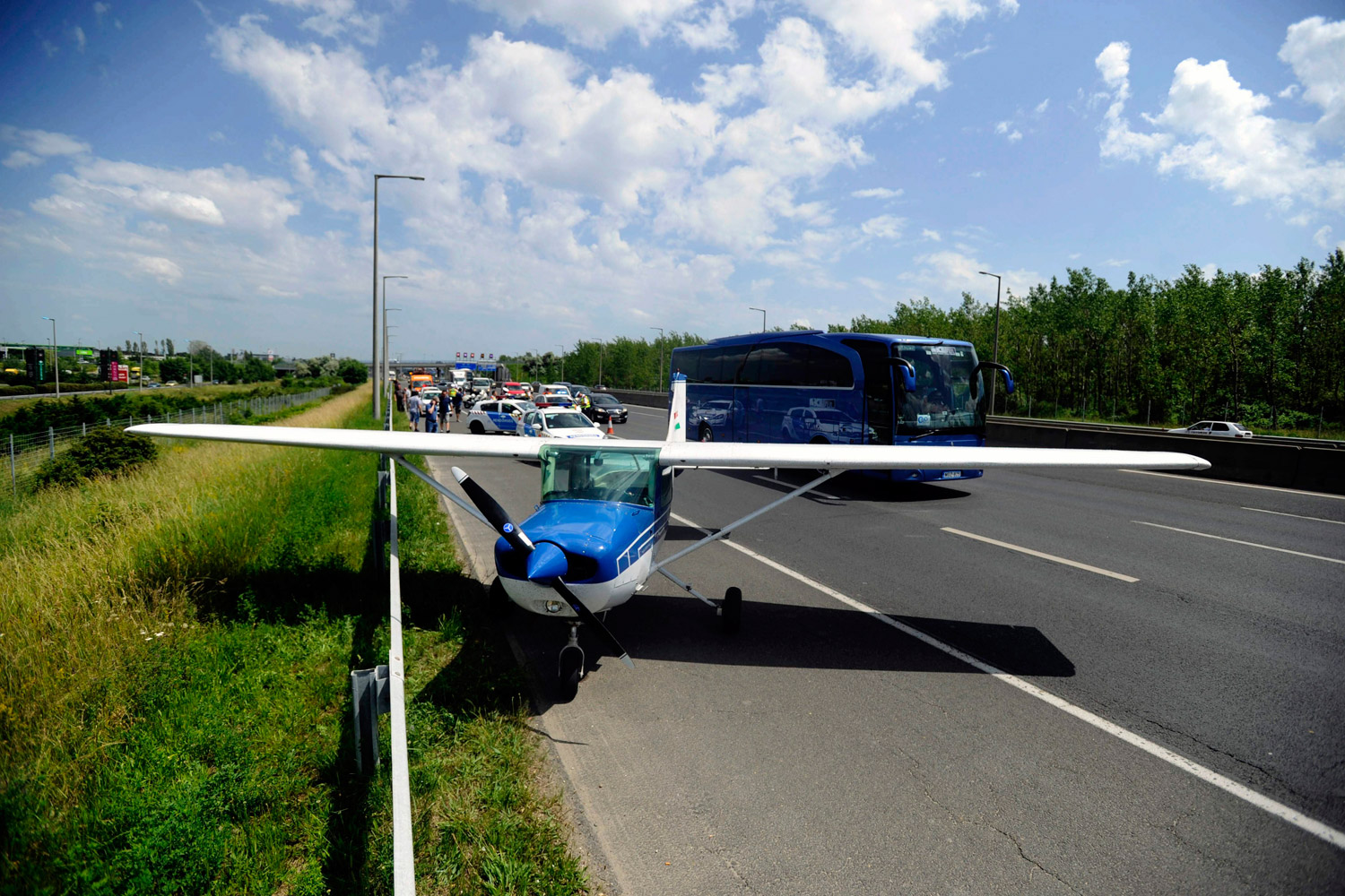 Repülő szállt le az M1-M7-esre Budaörsnél 8