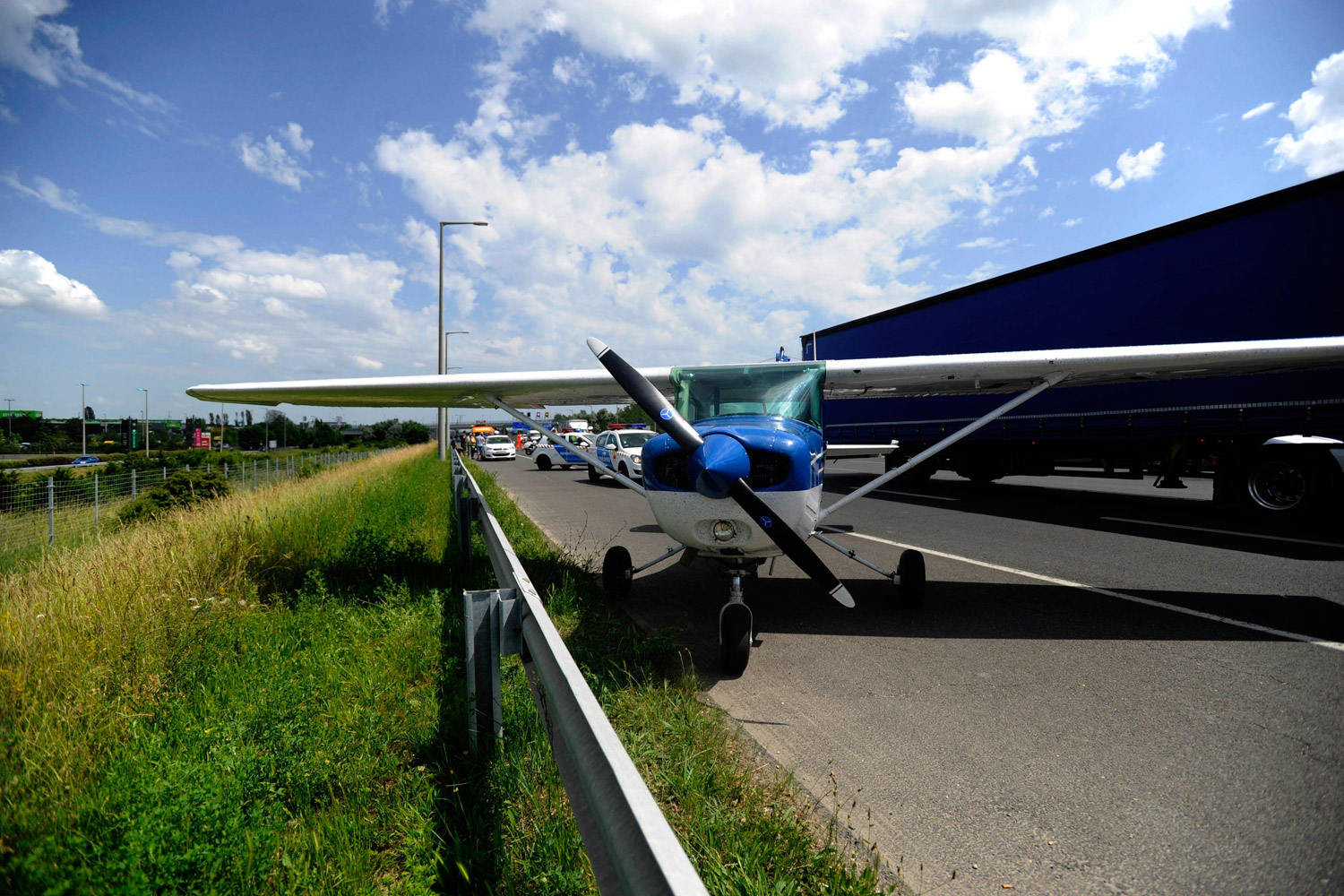 Repülő szállt le az M1-M7-esre Budaörsnél 7