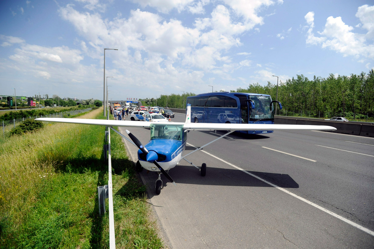 Repülő szállt le az M1-M7-esre Budaörsnél 6