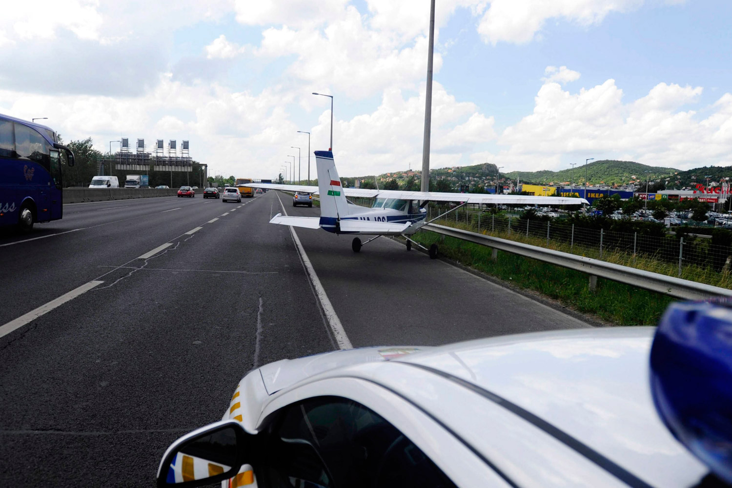 Repülő szállt le az M1-M7-esre Budaörsnél 1