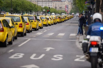 Tüntetnek a taxisok, lezárták az Erzsébet hidat