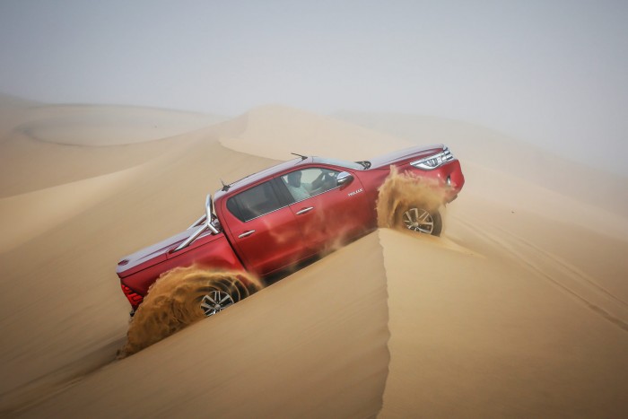 Ez lesz az utolsó autód? 13 | Vezess Addig nem szabad fékezni, amíg át nem billen a kocsi a homokdűne tetején, különben elagadunk