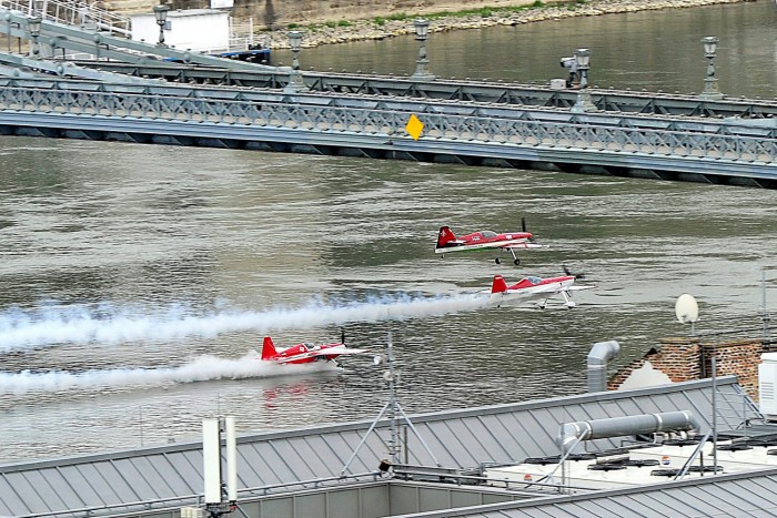 A Dunán pattant fel a Lánchíd alatt átrepülő gép