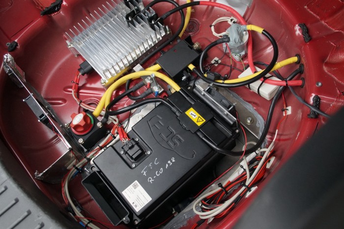 A lítium-akku és a DC-DC konverter (a hűtőbordás egység) a csomagtartóban. A szériaautókban ez mind befér majd a motortérbe