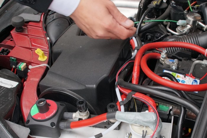 A mérnökkéz alatt a kábelköteg egy kis demonstrációs eszköz: a fehér kábel a 48 voltos, a piros azt jelzi, hogy milyen vastag vezeték kéne, ha 12 volton akarnánk közlekedtetni a 7kW-ot