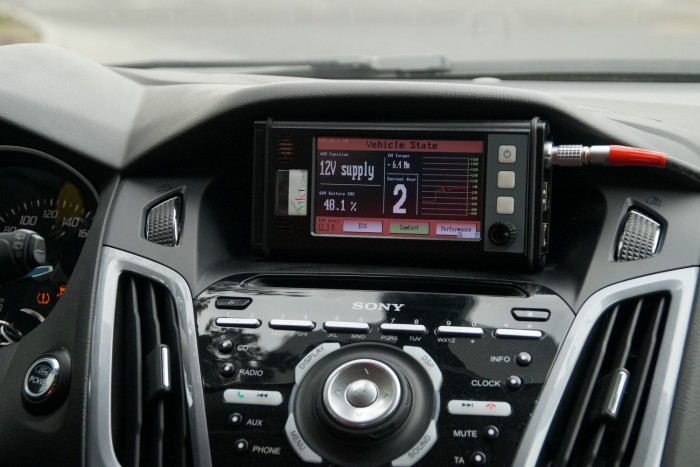 A gyári kijelző helyén a Conti egysége. Az üzemmód-választó gombok működnek, Performance-ban a villanymotor mindig támogatja a motort, ECO-ban gyűjti az erőt