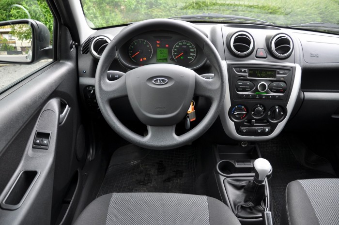 Lada Granta: ez már nem az a Lada 7 | Vezess Műanyag kormány, erős rásegítéssel