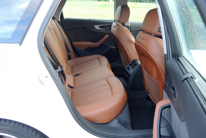 Felnőtteknek is elég tágas a hátsó rész