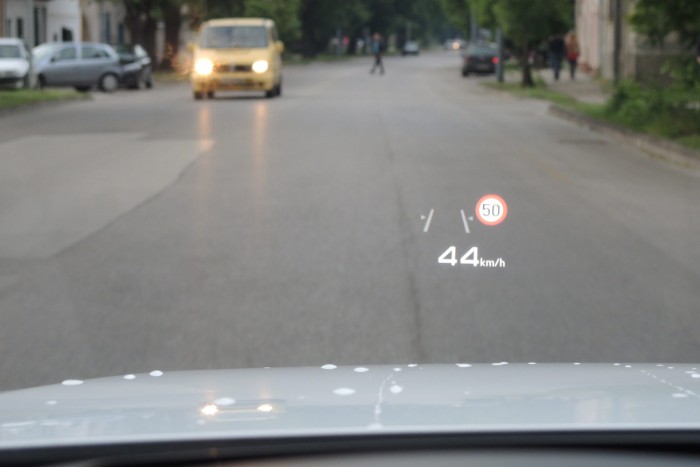 Jól jön a head-up display, amely a legfontosabb adatokat jeleníti meg 