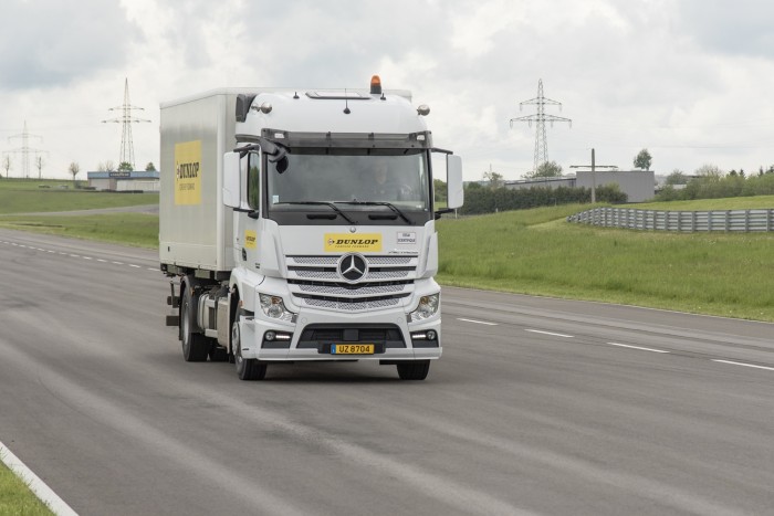 Rémisztő látvány tud lenni egy 100 km/órás sebességgel cikázó kamion, a Dunlop tesztpályáján viszont bőven akad hely ilyesmire