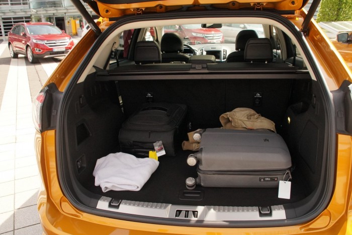 Ford Edge: a barátságos behemót 11 | Vezess Szinte elvesznek a csomagok a hatalmas raktérben: 602 liter