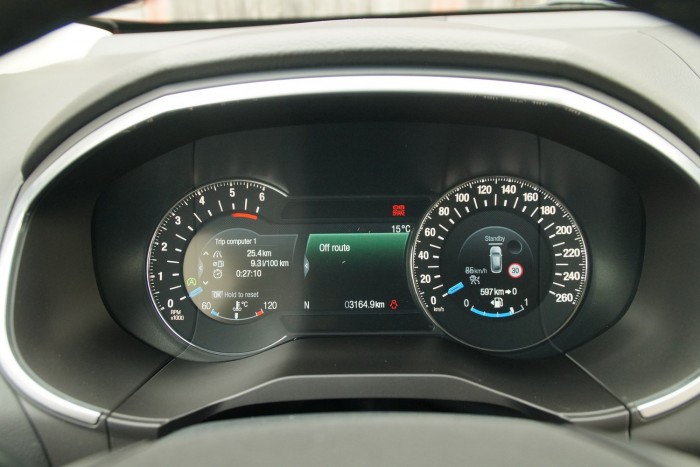 Ford Edge: a barátságos behemót 16 | Vezess Jól sikerült a virtuális műszeregység, minden info könnyen értelmezhető