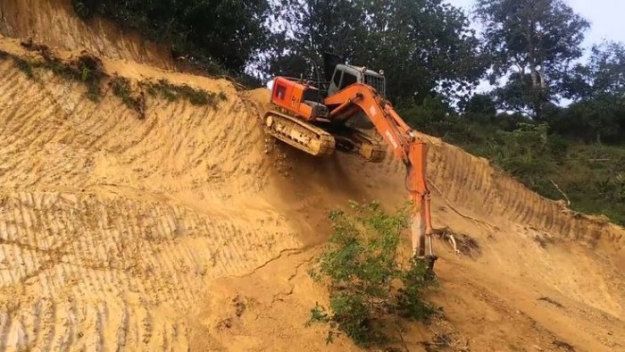 Nézd ahogy ez a munkagép leküzdi a szakadékot, zseniális!