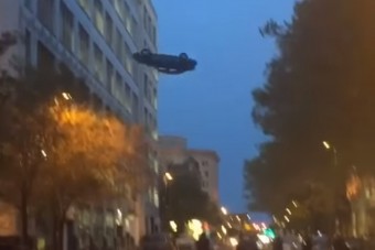 A Halálos iramban 8 nem viccel, ha autóreptetésről van szó