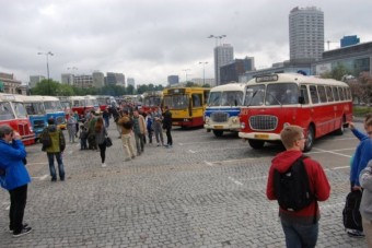 Koros buszcsodák vonultak fel a lengyel fővárosban