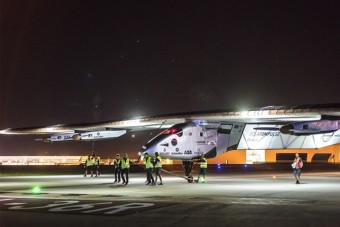 Leszállt a napelemes repülőgép világ körüli útja legutóbbi szakaszán