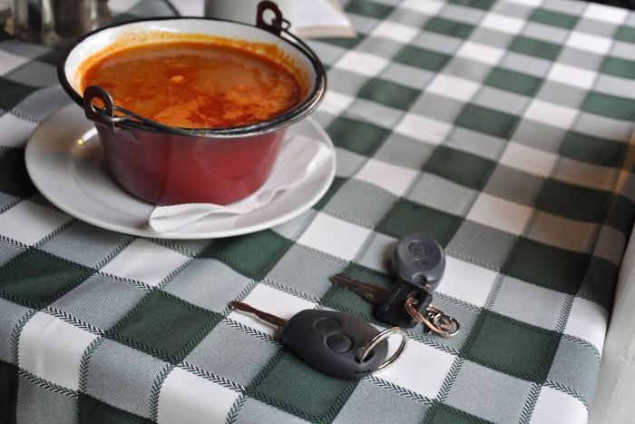 Megálltunk egy vegyes halászlére. A Logan slusszkulcsához képest a Ladáé nagyon olcsónak hat