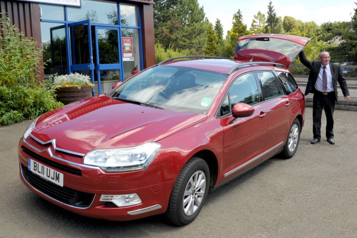Top 10: használt autók, amikre nem is gondolnál 6 | Vezess Míg a Citroën C5 első generációja nemcsak bojlertestével csúfolta meg elődeit, a DS-CX-Xm vonulatot, üzembiztonsága is kérdéses. Pont ezért nem hiszik el sokan, hogy a 2008-ban bevezetett nemzedék nemcsak kívülről szebb, de megbízhatósága is igazán jó. Sajnos a hidropneumatikus varázsszőnyeg kiesett az alapverziókból, de az acél csavarrugós felfüggesztést is tisztességesen megcsinálták. Mivel ez a C5 a hiedelmekkel ellentétben megbízhatóan jut túl a 200 vagy a 300 ezredik kilométeren, hosszabb utazásokra jó megoldás. Nagyjából 2-2,5 millió forinttól kaphatók a 2008-2010-es autók.